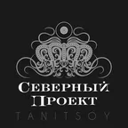 T Λ N I T S O Y
