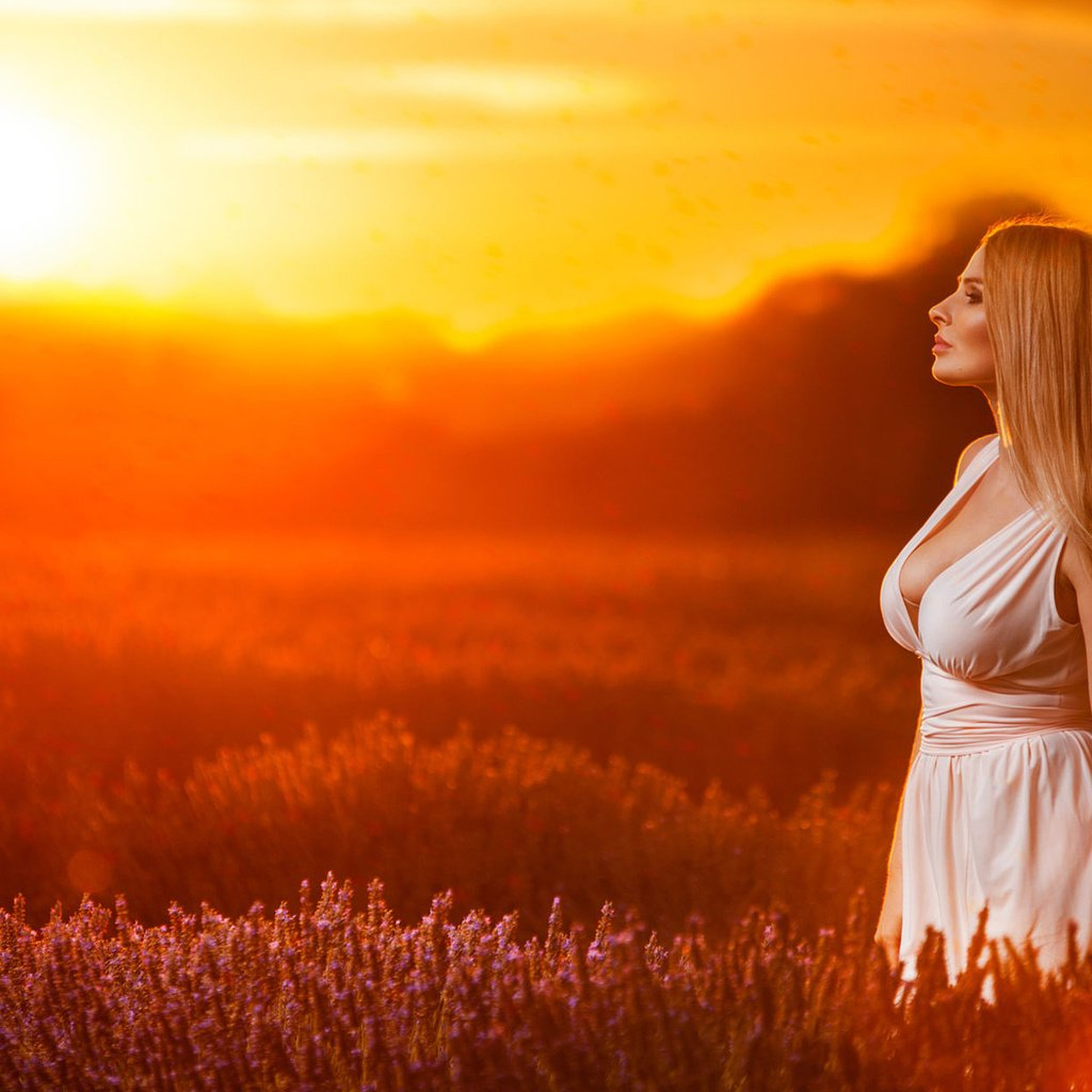 Песня любить как солнце слушать. Девушка на закате. Девушка и солнце. Девушка на закате солнца. Закат девушка природа.