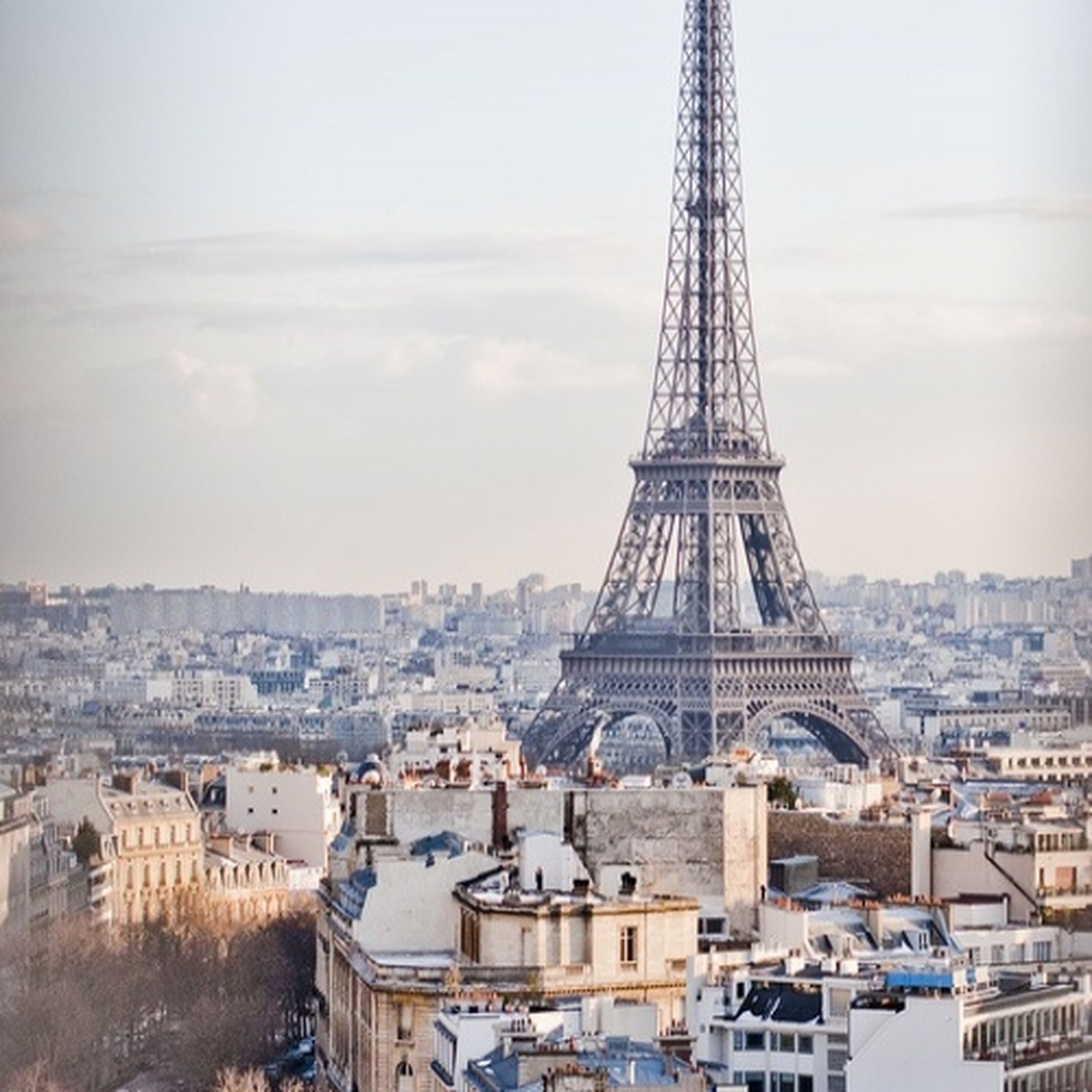 Эйфелева башня в париже черно белое фото
