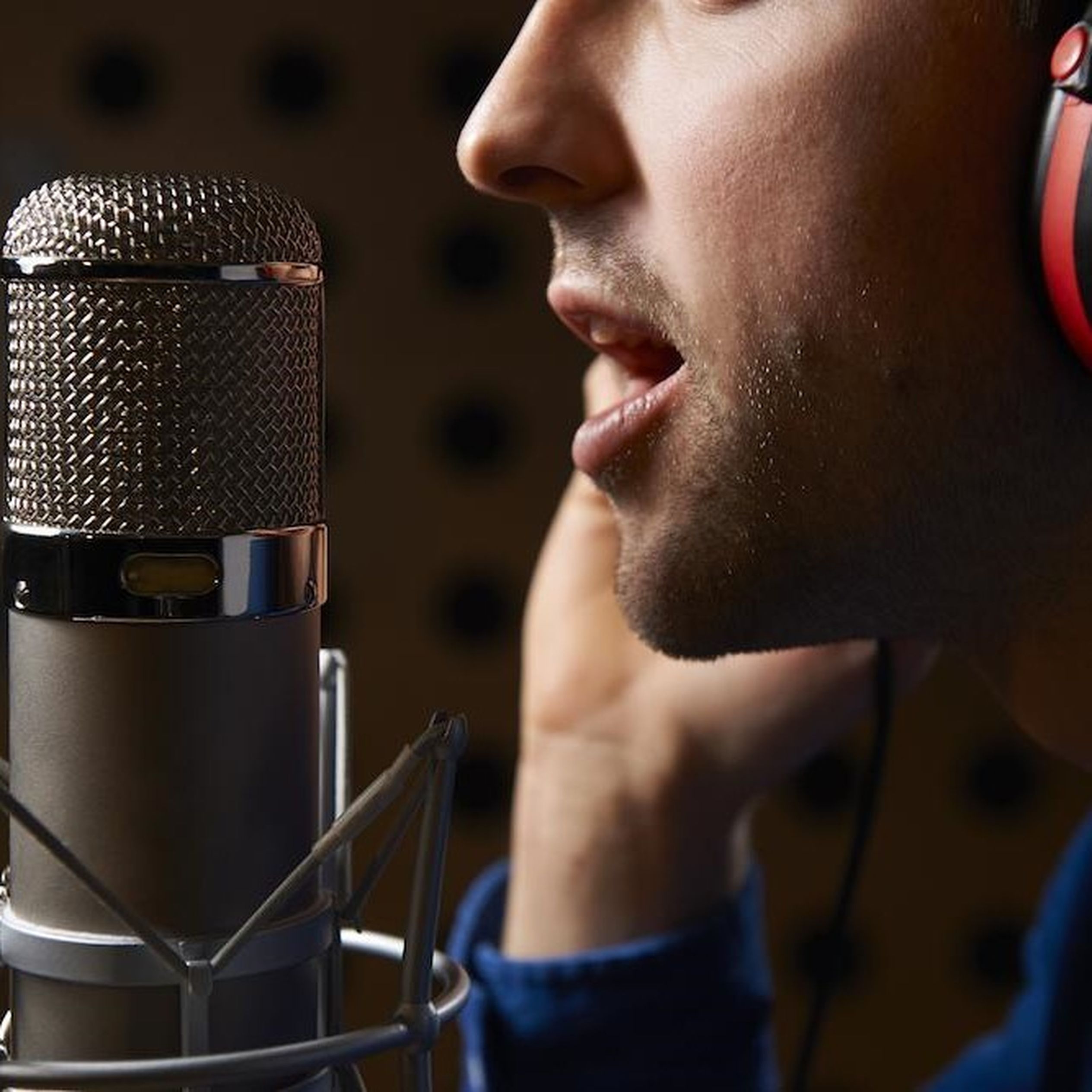 Видео песен мужчины поют. Микрофон. Студия звукозаписи микрофон. Парень поет в микрофон. Мужской вокал.