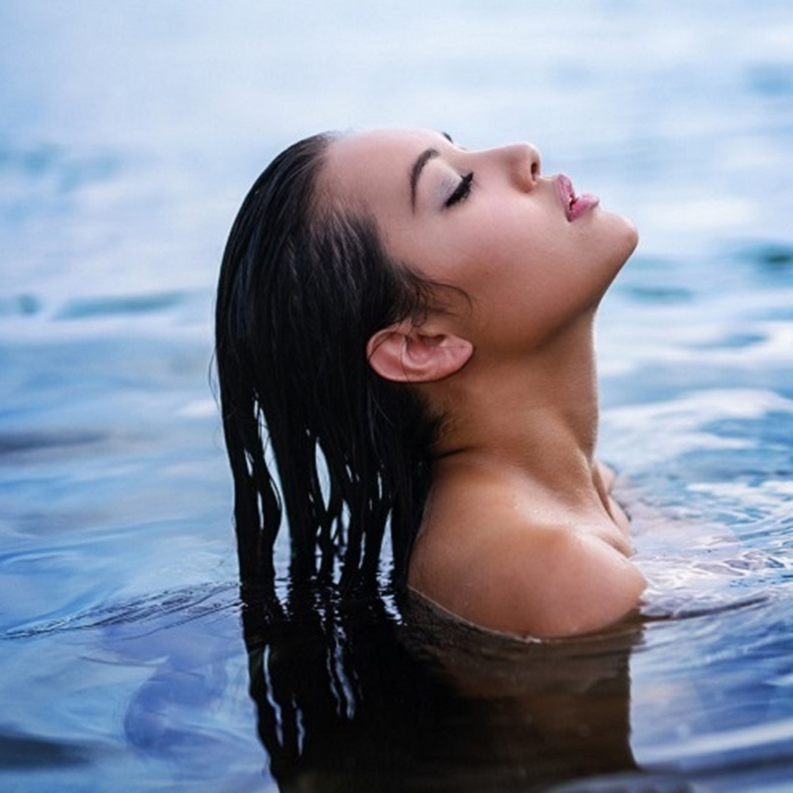 Песня люби меня с мокрой головой. Лорена Гарсия. Девушка в воде. Девушка выныривает из воды. Фотосессия Левушка в воде.